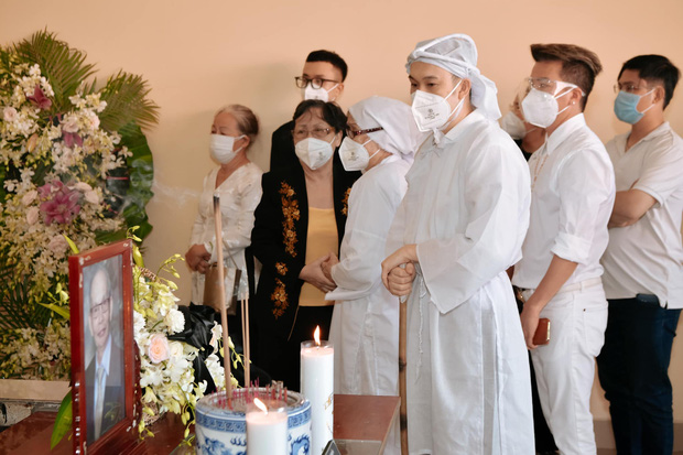 Dương Triệu Vũ đăng loạt ảnh trong đám tang bố, NS Hoài Linh ngã quỵ trước linh cữu-2
