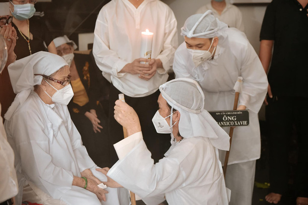 Dương Triệu Vũ đăng loạt ảnh trong đám tang bố, NS Hoài Linh ngã quỵ trước linh cữu-3