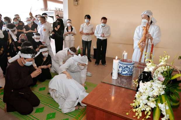 Dương Triệu Vũ đăng loạt ảnh trong đám tang bố, NS Hoài Linh ngã quỵ trước linh cữu-8