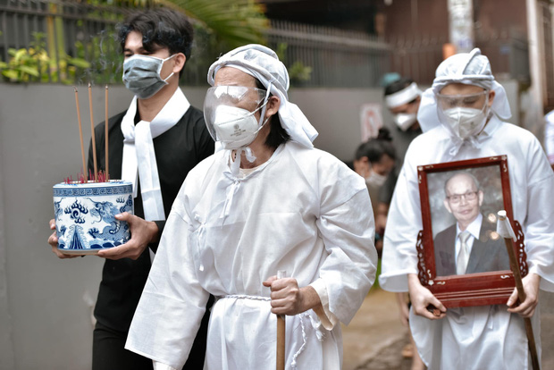 Dương Triệu Vũ đăng loạt ảnh trong đám tang bố, NS Hoài Linh ngã quỵ trước linh cữu-9