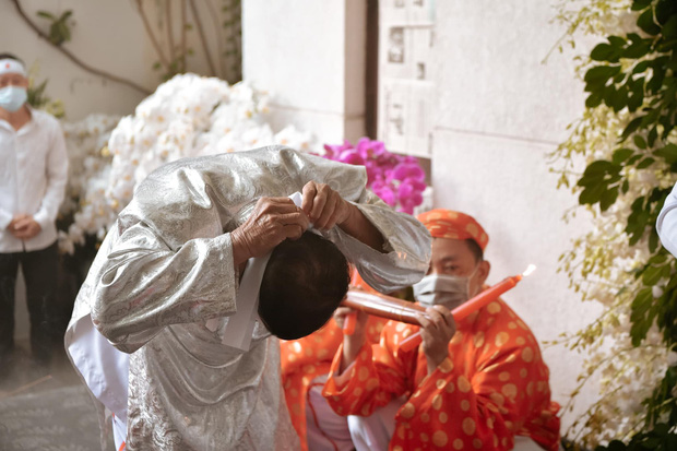 Dương Triệu Vũ đăng loạt ảnh trong đám tang bố, NS Hoài Linh ngã quỵ trước linh cữu-10