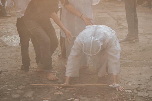 Dương Triệu Vũ đăng loạt ảnh trong đám tang bố, NS Hoài Linh ngã quỵ trước linh cữu-12