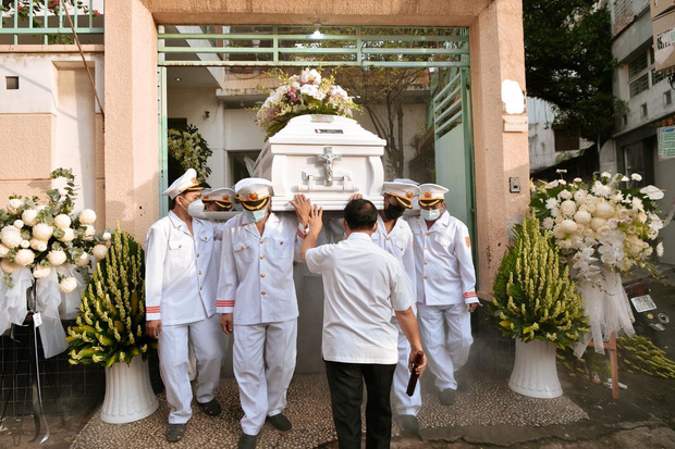 Dương Triệu Vũ đăng loạt ảnh trong đám tang bố, NS Hoài Linh ngã quỵ trước linh cữu-13