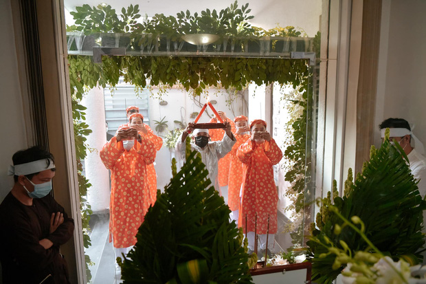 Dương Triệu Vũ đăng loạt ảnh trong đám tang bố, NS Hoài Linh ngã quỵ trước linh cữu-14