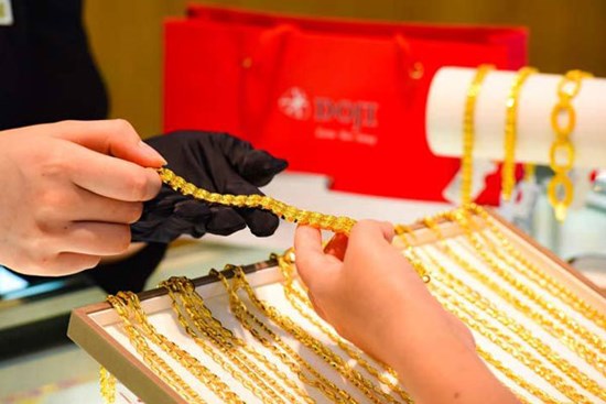 Giá vàng hôm nay 14/1: USD lao dốc, vàng treo cao