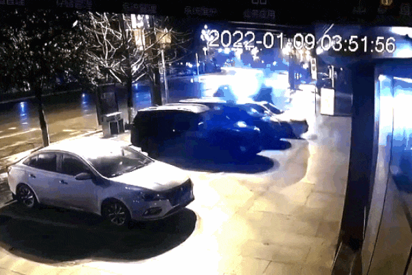 Đang lùi xe trên vỉa hè, cô gái bị xe máy mất lái đâm bay kinh hoàng-1