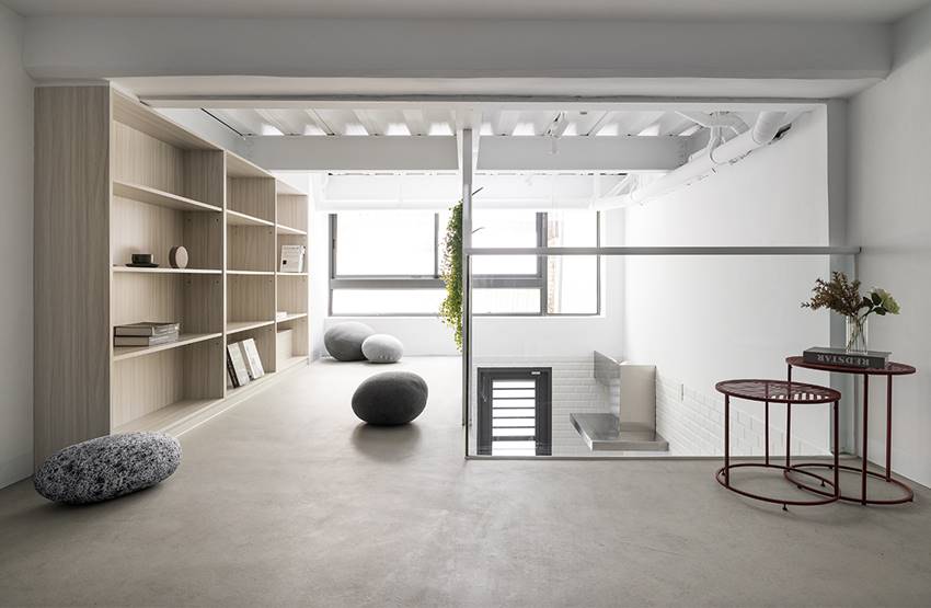 Nhà 2 tầng 50 năm tuổi cũ kỹ lột xác thành tổ ấm hiện đại, trang nhã trong ánh sáng tự nhiên dịu nhẹ-2