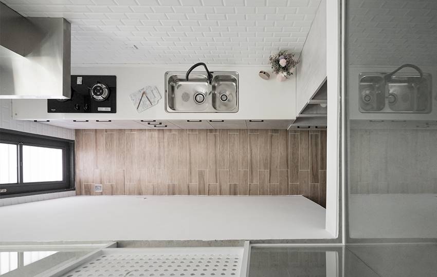 Nhà 2 tầng 50 năm tuổi cũ kỹ lột xác thành tổ ấm hiện đại, trang nhã trong ánh sáng tự nhiên dịu nhẹ-3