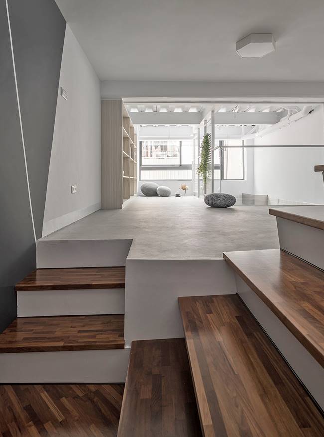 Nhà 2 tầng 50 năm tuổi cũ kỹ lột xác thành tổ ấm hiện đại, trang nhã trong ánh sáng tự nhiên dịu nhẹ-20