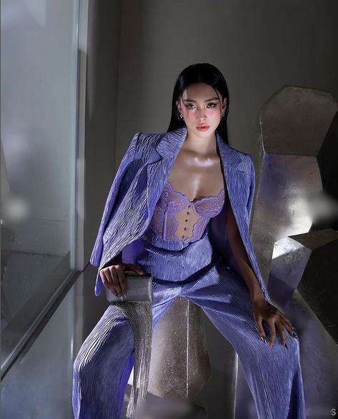 Đụng hàng, Nhã Phương thua đau trước Tiểu Vy vì body gầy nhẳng-2