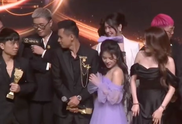 Khoảnh khắc gây tranh cãi: Gái xinh chen lên khoác tay Độ Mixi, biểu cảm của nam streamer khiến nhiều người chú ý-3