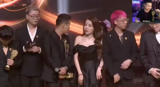 Khoảnh khắc gây tranh cãi: Gái xinh chen lên khoác tay Độ Mixi, biểu cảm của nam streamer khiến nhiều người chú ý-1