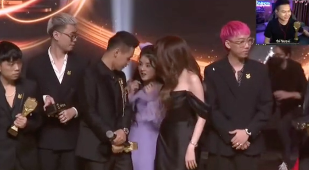 Khoảnh khắc gây tranh cãi: Gái xinh chen lên khoác tay Độ Mixi, biểu cảm của nam streamer khiến nhiều người chú ý-2