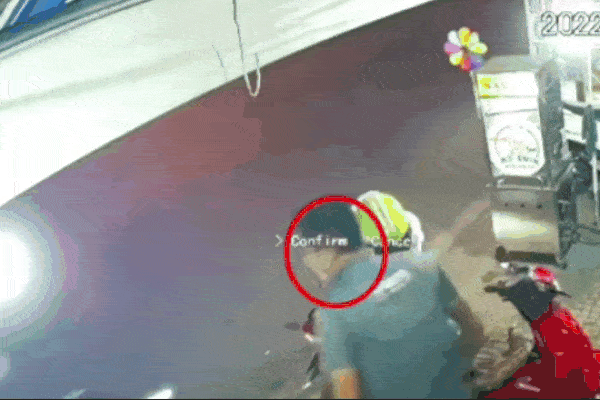 Clip: Trượt ngã khi cướp túi xách, 2 nam thanh niên bị bắt tại trận