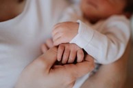 10 lần 'lên giường' với người hiến tinh trùng để có con, người phụ nữ sốc khi biết sự thật chua xót, con vừa chào đời đã vội cho đi