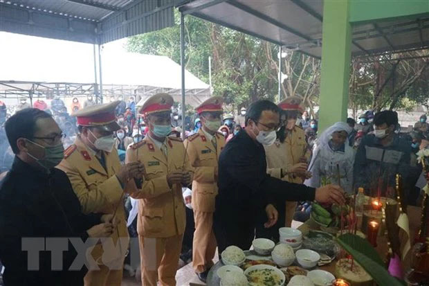 Tai nạn 4 người một nhà tử vong cận Tết: Hai con lớn gục ngã bên di ảnh bố mẹ và 2 em-2