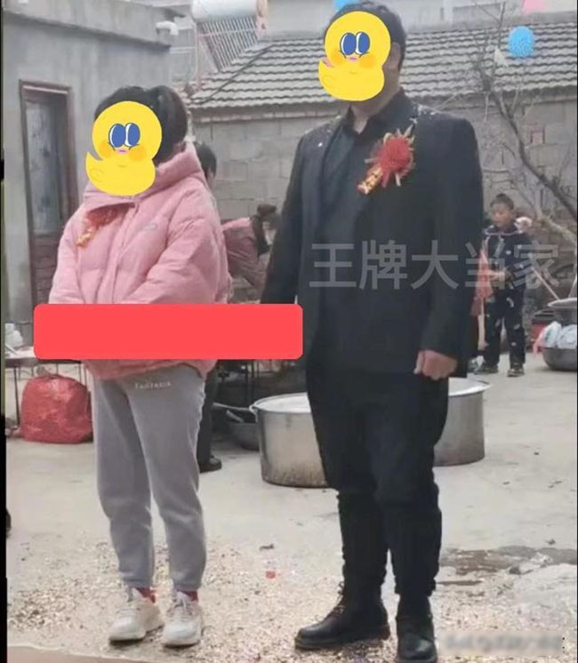 Cô dâu gây sốc vì trang phục khó tin trong đám cưới, dân mạng ngán ngẩm lắc đầu-1