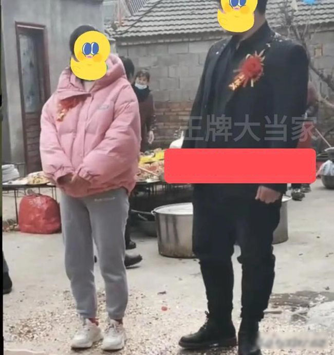 Cô dâu gây sốc vì trang phục khó tin trong đám cưới, dân mạng ngán ngẩm lắc đầu-2