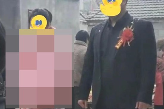 Cô dâu gây sốc vì trang phục khó tin trong đám cưới, dân mạng ngán ngẩm lắc đầu