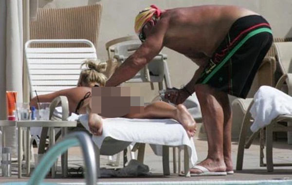 Sao nữ nổi tiếng khiến công chúng ghê rợn khi thản nhiên để bố ruột thoa kem vào phần nhạy cảm trên cơ thể-1