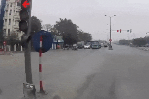 Cô gái băng qua đường và sự cố khiến tài xế sốc-1