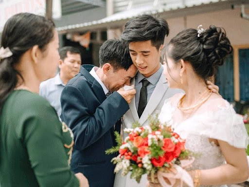 Xấu hổ con gái lấy chồng hơn 20 tuổi, tôi chỉ làm 3 mâm cỗ để rồi phải cảm ơn chàng rể khi anh có hành động này với nhà vợ-2