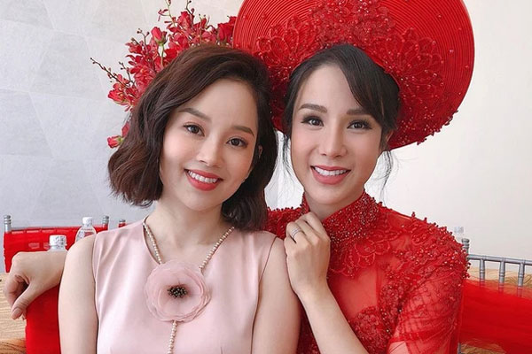 Nhan sắc U60 của mẹ Ly Kute chiếm sóng và sự chú ý khi chụp cùng con gái không biết ai chị ai em!?-6