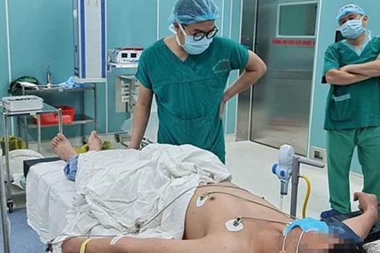 Người đàn ông bị gãy 