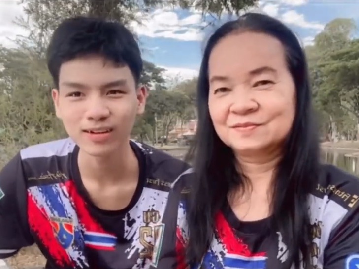 Anh chàng 18 yêu điên cuồng người phụ nữ 58 tuổi ngay từ cái nhìn đầu tiên, ở bên nhau bất chấp tranh cãi, thái độ của gia đình anh ta mới đáng nói!-2