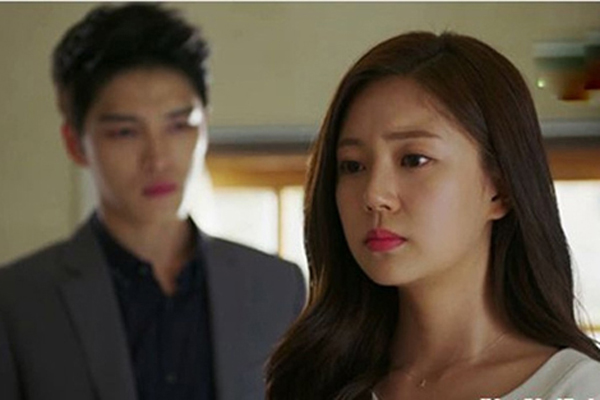 Tò mò với tấm di ảnh bị phủ vải đỏ ở nhà người yêu, tôi vén lên để rồi suýt ngất khi nhìn khuôn mặt ấy-2