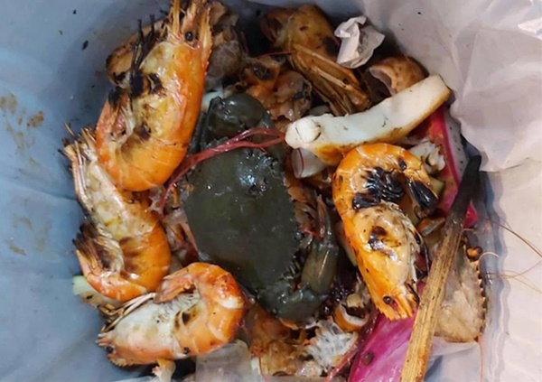 Khách vừa rời nhà hàng buffet, nhân viên mở thùng rác thì chết lặng với thứ được để lại, chỉ buồn bã đăng đàn khẩn cầu 1 điều-1