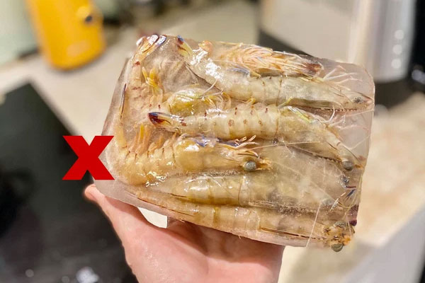 Trữ đông tôm mà bị đóng thành tảng băng thế này thì mất cả ngon: Cách khắc phục cực đơn giản mà nhiều người chưa biết-1