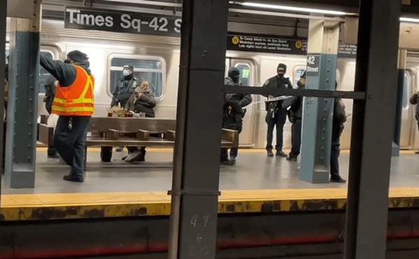 Bị đẩy vào tàu điện ngầm đang chạy, người phụ nữ gốc Á tử vong-1