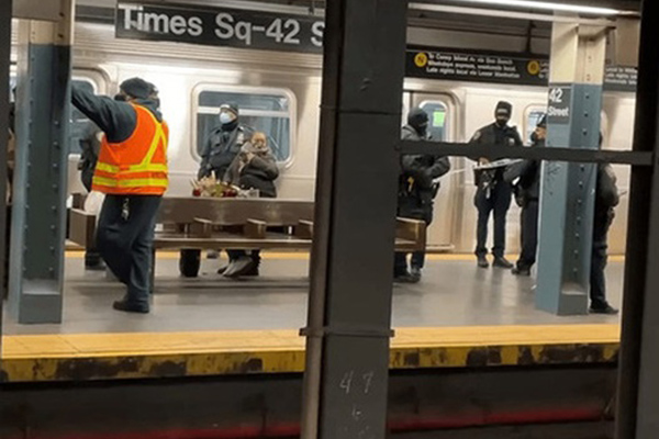 Lại thêm một nạn nhân bị đẩy xuống đường ray tàu điện ở New York: Tỷ lệ tội phạm ga tàu đang cao chưa từng thấy-3