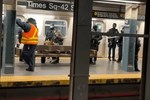 Lại thêm một nạn nhân bị đẩy xuống đường ray tàu điện ở New York: Tỷ lệ tội phạm ga tàu đang cao chưa từng thấy-3