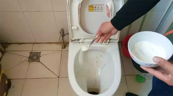 Bỏ một nắm muối ăn vào nhà vệ sinh rất thiết thực, nó tiết kiệm hàng trăm đô la một năm, tất cả những người đã sử dụng đều thấy rất tốt-3