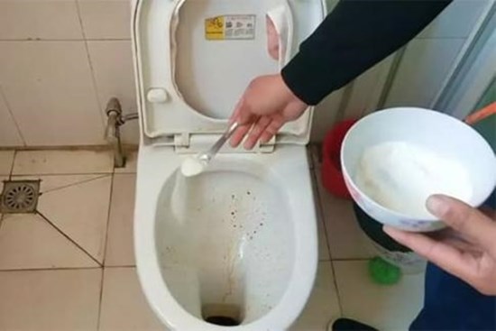 Bỏ một nắm muối ăn vào nhà vệ sinh rất thiết thực, nó tiết kiệm hàng trăm đô la một năm, tất cả những người đã sử dụng đều thấy rất tốt