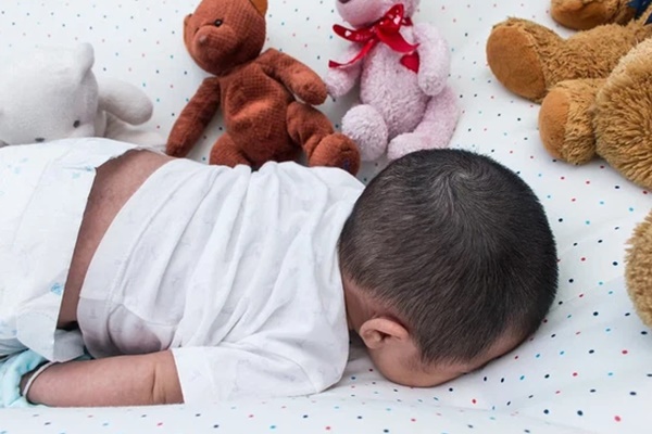 Hà Nội: Bé gái 2 tháng tuổi tử vong đột ngột khi ngủ cùng mẹ-1