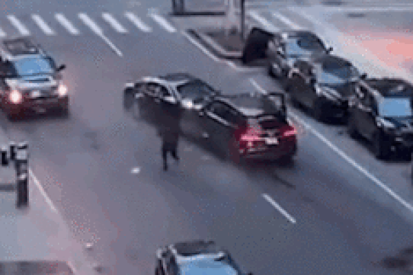 Nghẹt thở truy bắt cướp ô tô trên đường phố