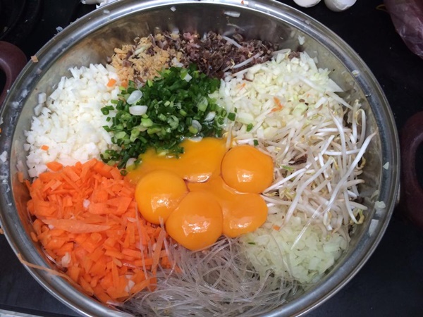 Biết được bí quyết đơn giản này, món nem rán ngày Tết cổ truyền đảm bảo giòn rụm, không mềm, không nát-1