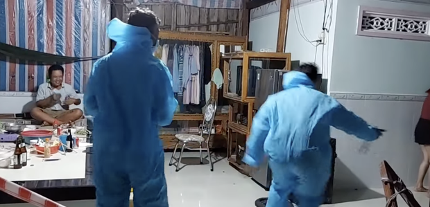 Phẫn nộ nhóm thanh niên đóng giả lực lượng y tế, vào nhà dân tung tin thất thiệt rồi quay xe bảo giỡn để... câu view-3