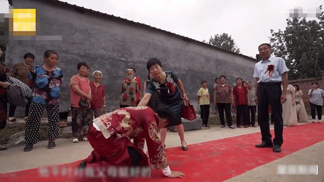 Xem lại video hôm cưới, bất ngờ phát hiện một hành động khó tin của chồng khiến tôi chắc chắn không sai khi lấy anh-3