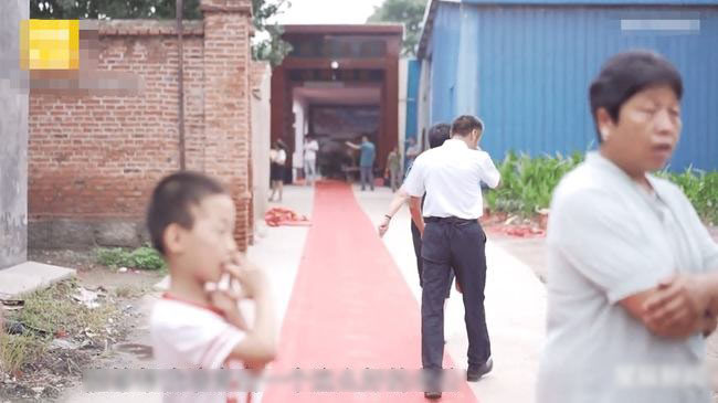 Xem lại video hôm cưới, bất ngờ phát hiện một hành động khó tin của chồng khiến tôi chắc chắn không sai khi lấy anh-4