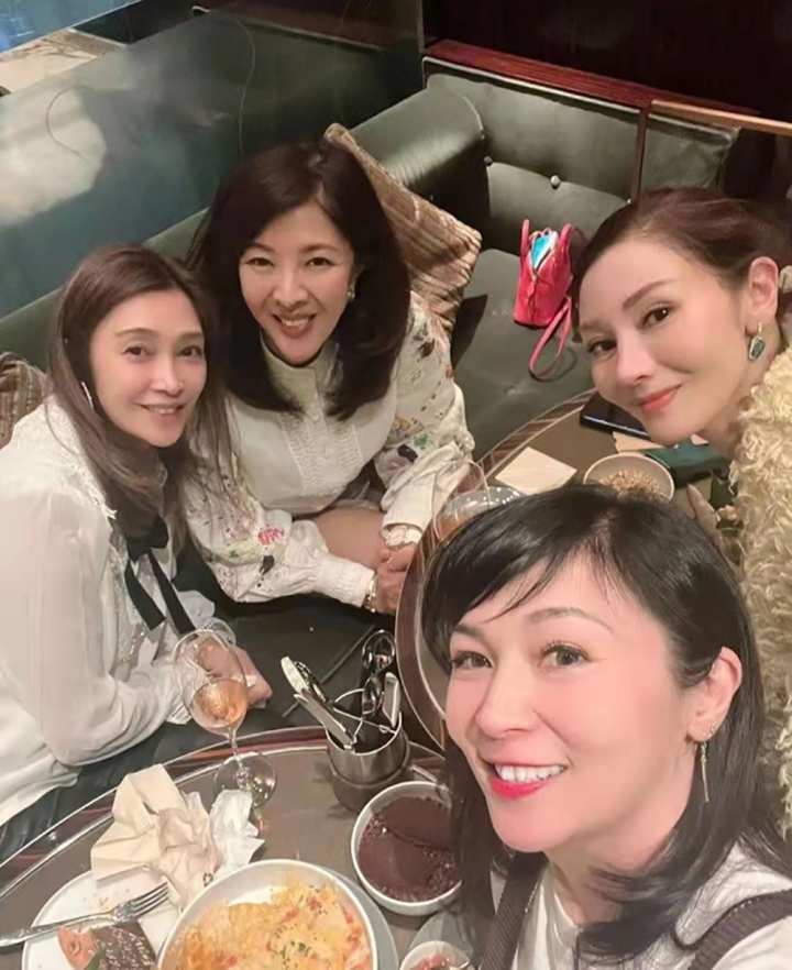 2 điều chân lý ở Hong Kong: Tiền của Lý Gia Thành và sắc đẹp của Lý Gia Hân-4