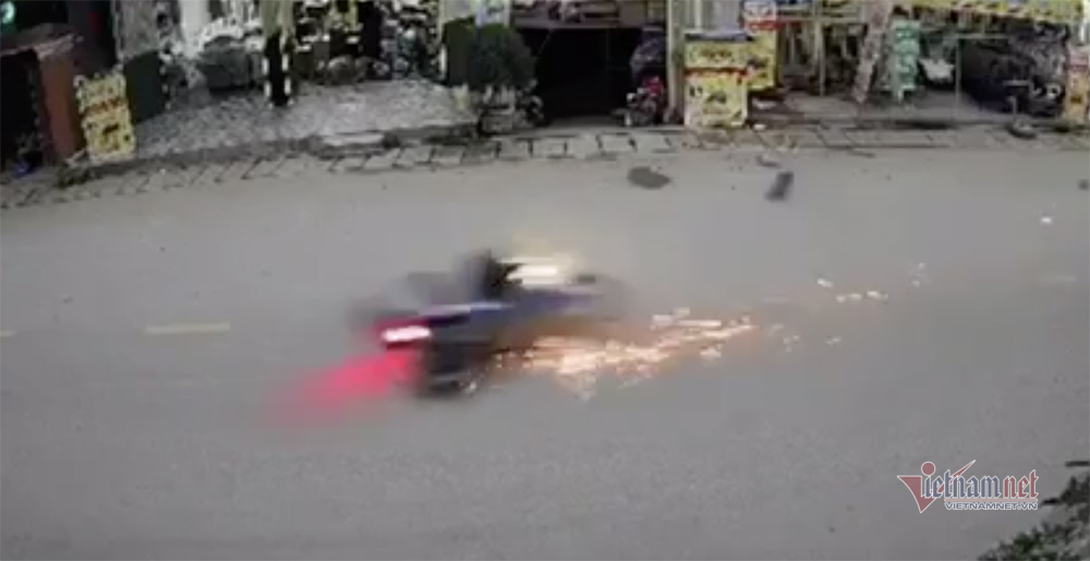 Thai phụ qua đường bị thanh niên tông xe, kéo lê 10m tử vong-1