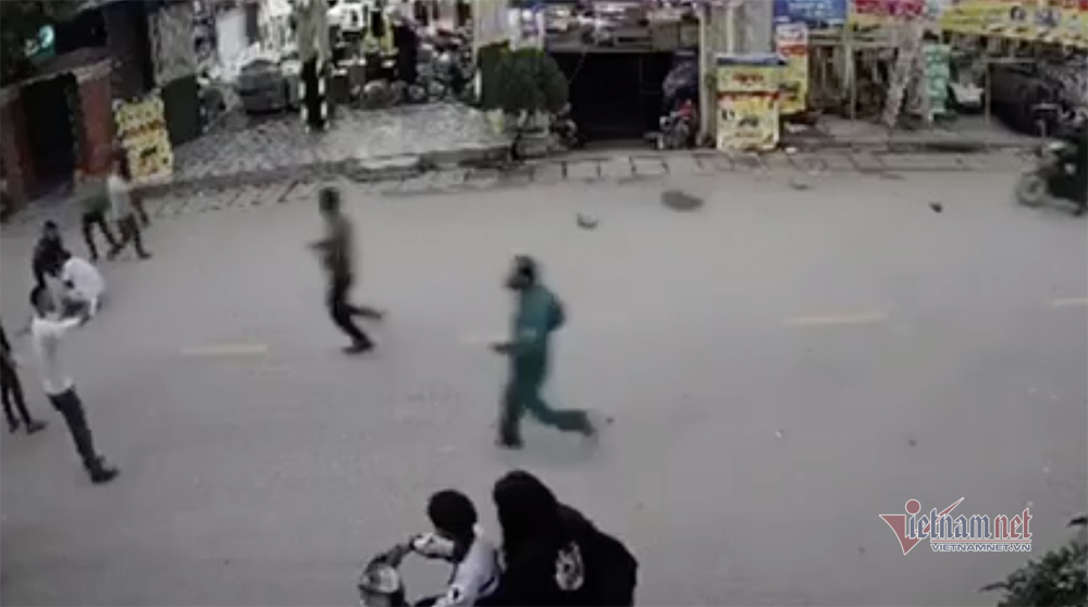 Thai phụ qua đường bị thanh niên tông xe, kéo lê 10m tử vong-2