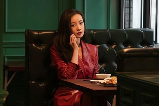 Đi công tác xa vợ chụp ảnh nóng gửi cho chồng xem, tuy nhiên một thứ xuất hiện trong phòng đã lật tẩy chuyện ngoại tình của cô nàng