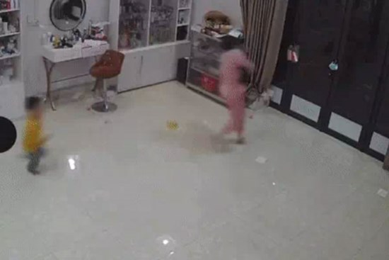 Hốt hoảng cảnh bé gái tím tái, lịm đi vì hóc mẩu bút màu, hành động của người mẹ khiến ai nấy đều cảm phục