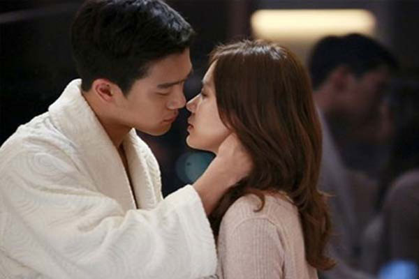 Người phụ nữ lấy chồng xa xem lại video cưới, bất ngờ phát hiện một chi tiết khiến cô khẳng định không lấy nhầm chồng-5