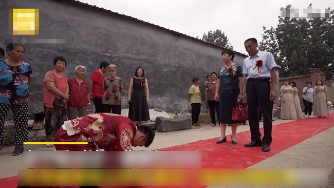 Người phụ nữ lấy chồng xa xem lại video cưới, bất ngờ phát hiện một chi tiết khiến cô khẳng định không lấy nhầm chồng-2